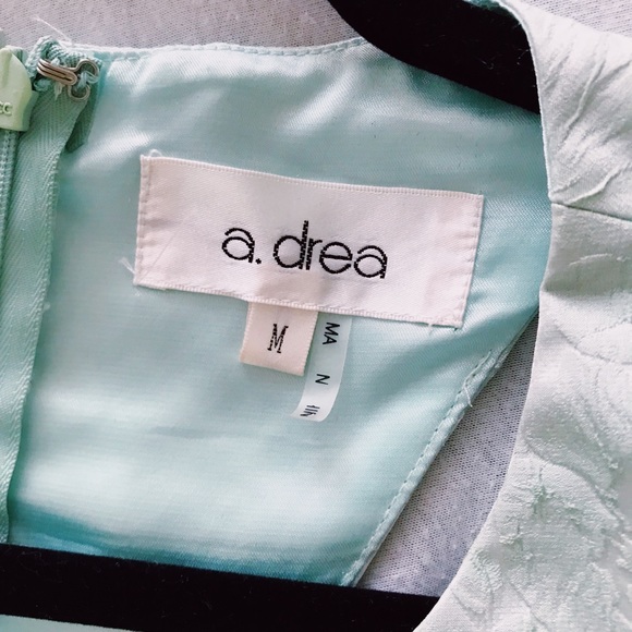 Adorable mint dress with fun open back - Picture 4 of 4